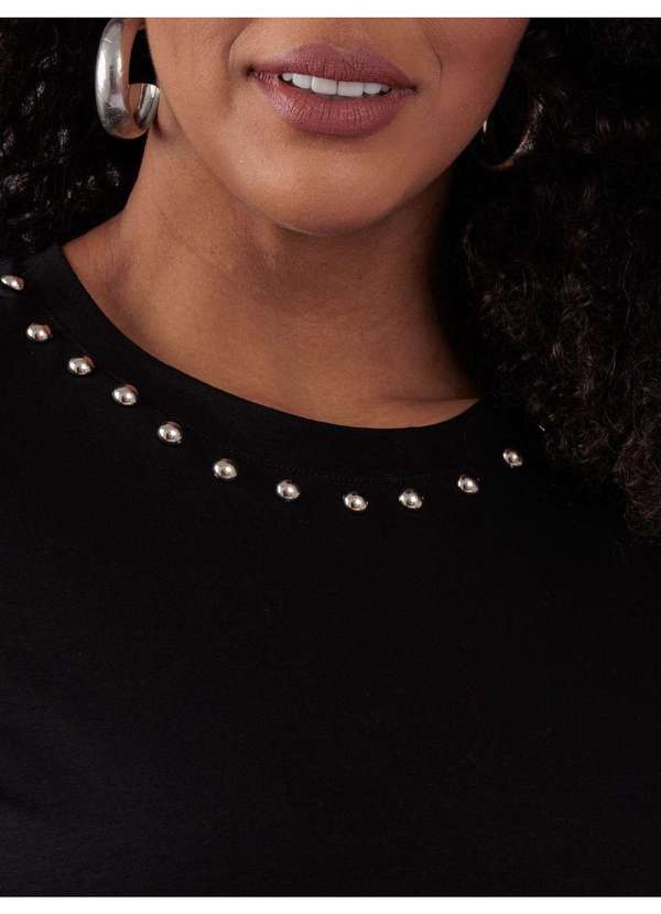 Susie Modas - T-Shirt Detalhe Metalico Gola Rosa Preto 3