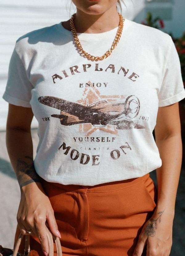 Cianitas - T-Shirt Feminina Off Airplane Bege 2