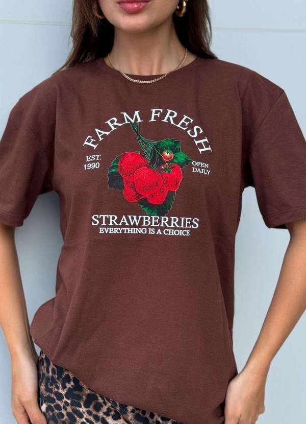 Cianitas - T-Shirt Over Marrom Escuro Morango Farm Fresh Marrom