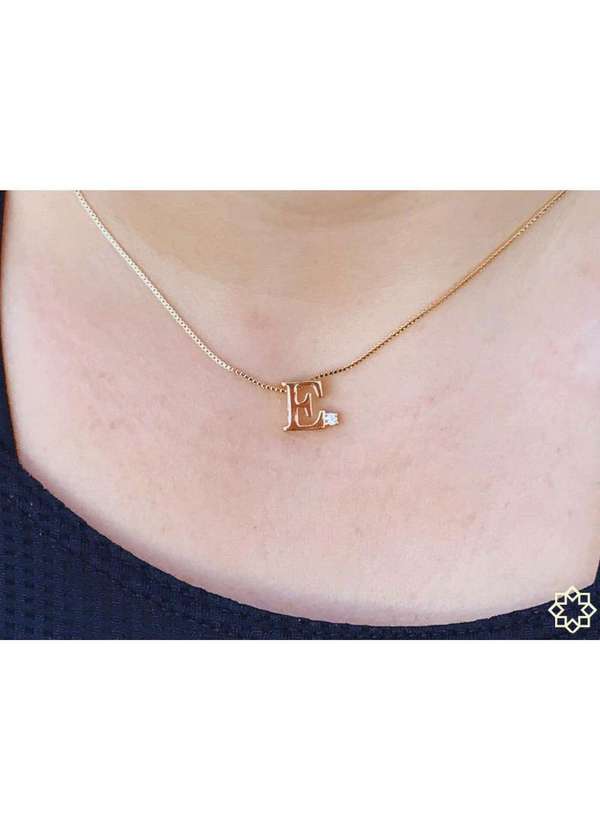 Mônica Rizzi - Colar Pingente de Letra e com Ponto de Luz Semijoia Dourado 2