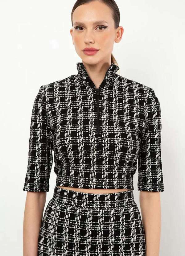 Sly Wear - Blusa Cropped Manga em Jacquard com Gola Alta, Zíper e - Preto