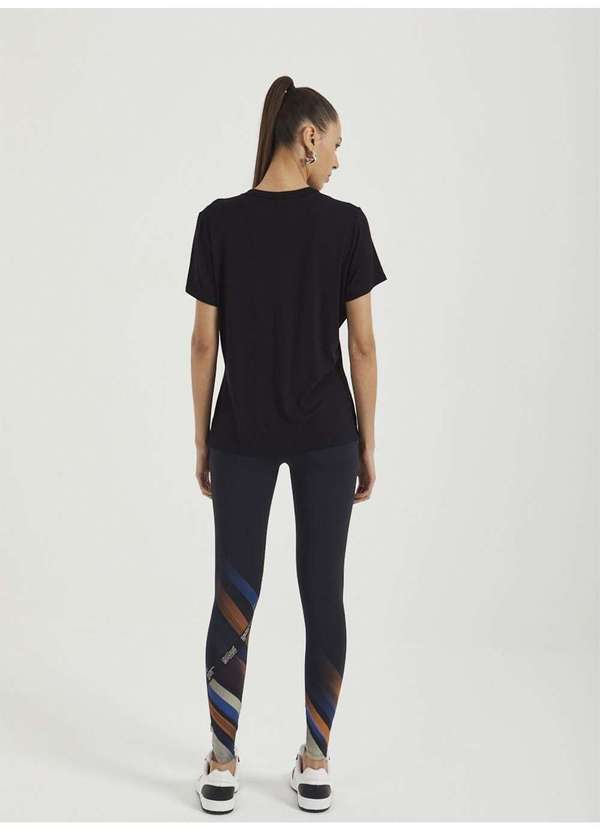 Colcci - Camiseta Manga Curta Sport Perfect Black - Preto 3