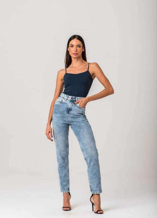 Disparate - Calça Jeans Mom Cintura Alta com Bolsos - Azul