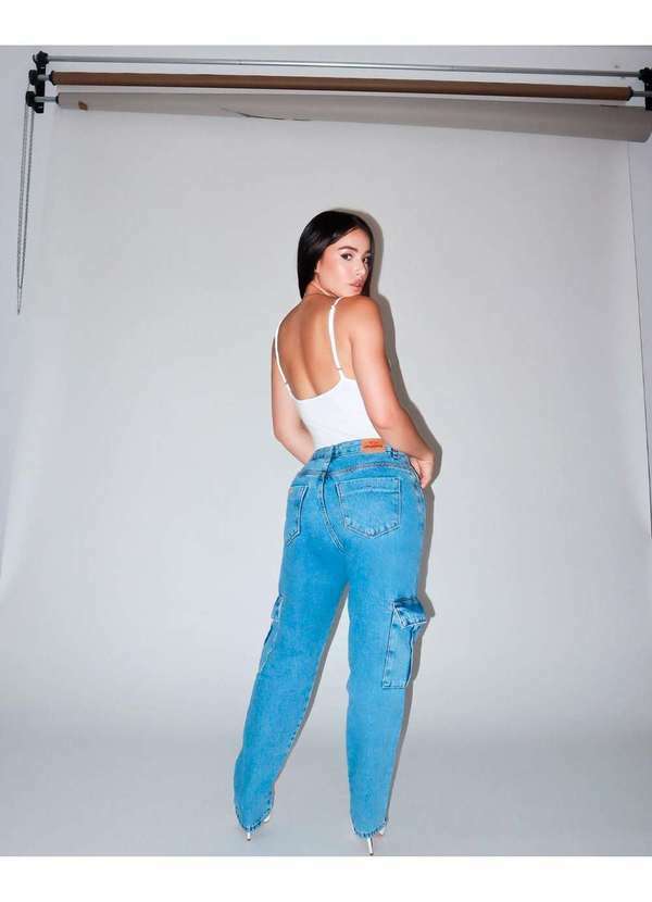 Consciência - Calca Jeans Feminina Mom Cintura Alta com Bolsos Cargo Azul 2