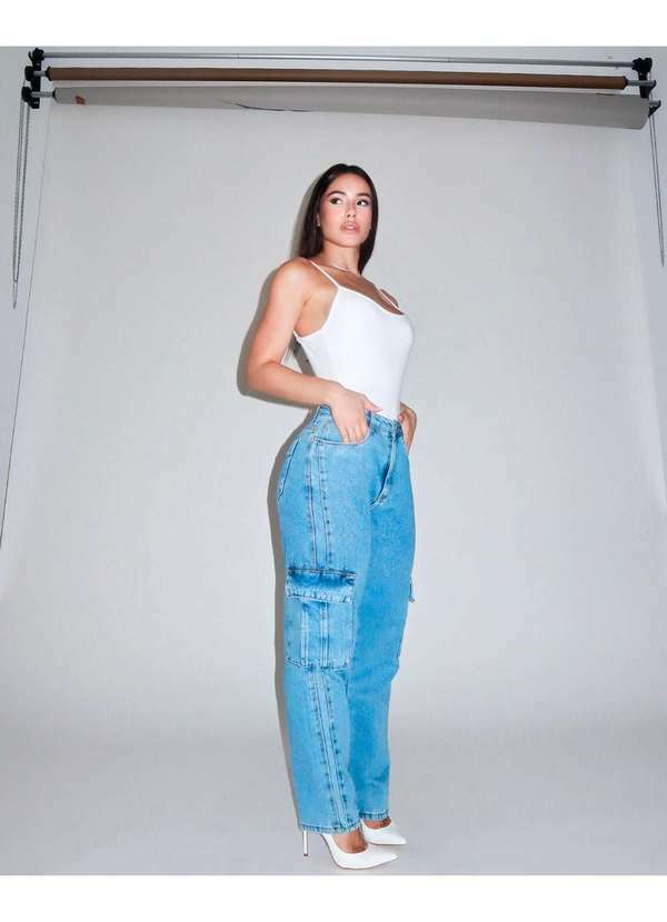Consciência - Calca Jeans Feminina Mom Cintura Alta com Bolsos Cargo Azul 3