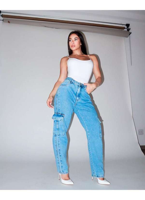Consciência - Calca Jeans Feminina Mom Cintura Alta com Bolsos Cargo Azul 4