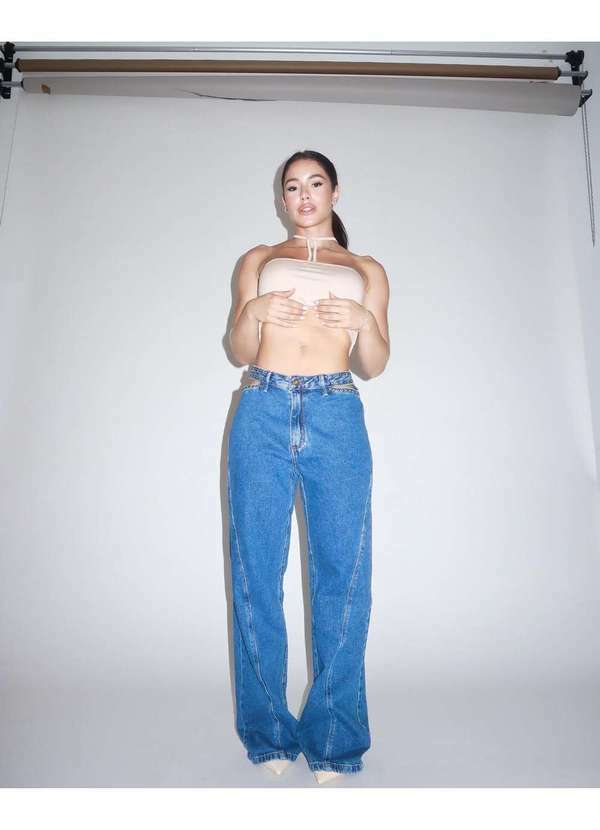 Consciência - Calca Jeans Feminina Wide Leg Cut Out Aplicacao de Tachinhas Azul