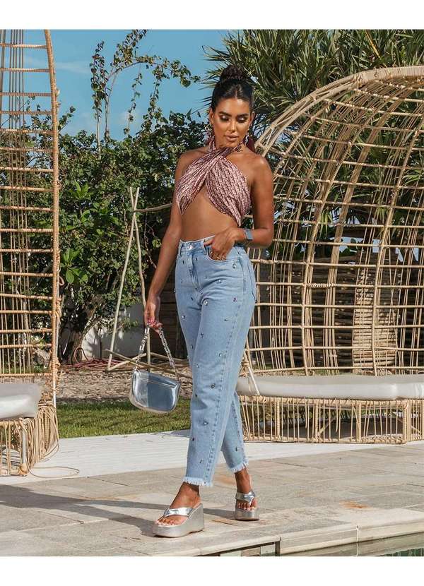 Consciência - Calca Jeans Mom Feminina Barra Desfiada e Aplicacao Azul 3