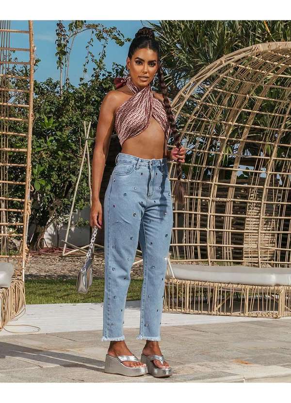 Consciência - Calca Jeans Mom Feminina Barra Desfiada e Aplicacao Azul 4