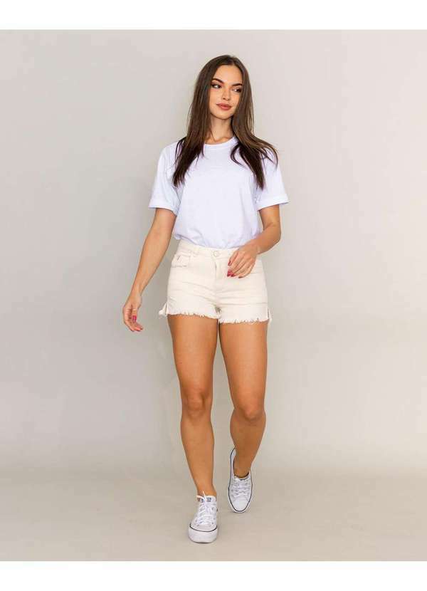 Consciência - Shorts Feminino Boyfriend com Abertura Lateral na Barra Desfiada Branco