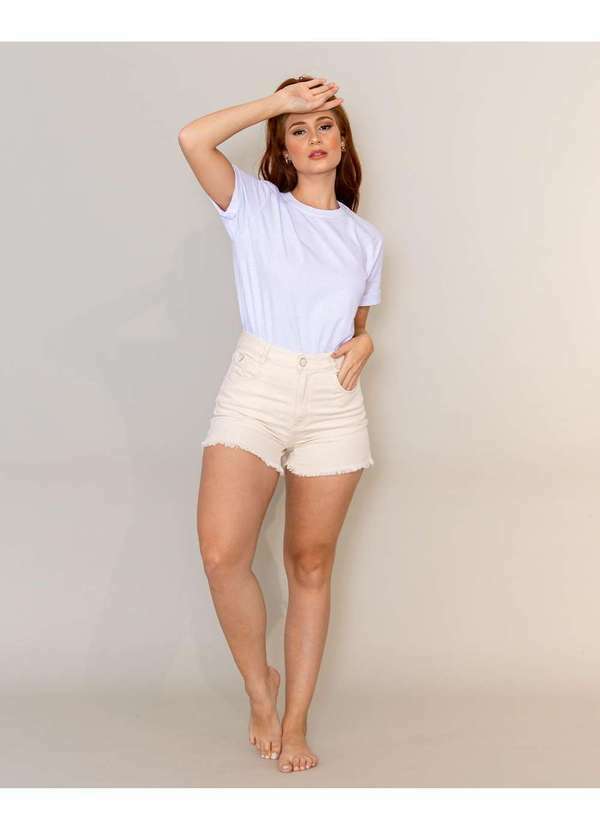 Consciência - Shorts Feminino Mom com Abertura Lateral e Barra Desfiada Branco 1