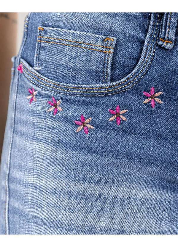 Consciência - Shorts Jeans Feminino Boyfriend com Bordado de Flor Frontal Azul