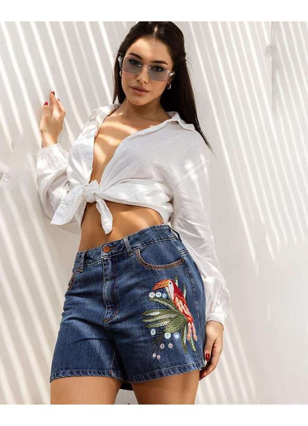 Consciência - Shorts Jeans Feminino Mom com Bordado Azul