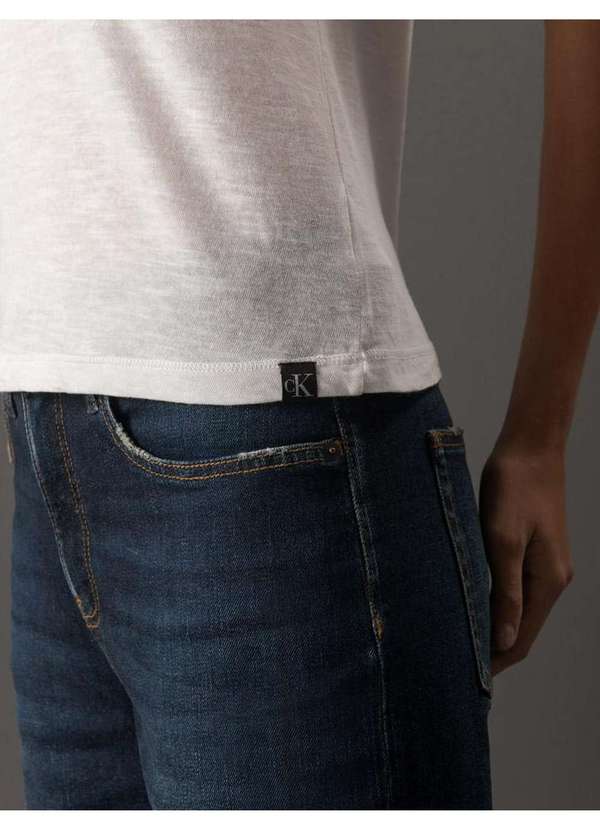 Calvin Klein Jeans - Camiseta Feminina Decote V Calvin Klein Jeans - Off White Branco