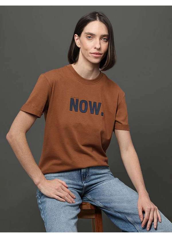 Calvin Klein Jeans - Camiseta Feminina Estampa Now Calvin Klein Jeans - Havana Marrom
