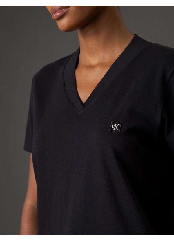 Calvin Klein Jeans - Camiseta Feminina Gola V Egípcio Calvin Klein Jeans - Preto Preto 4