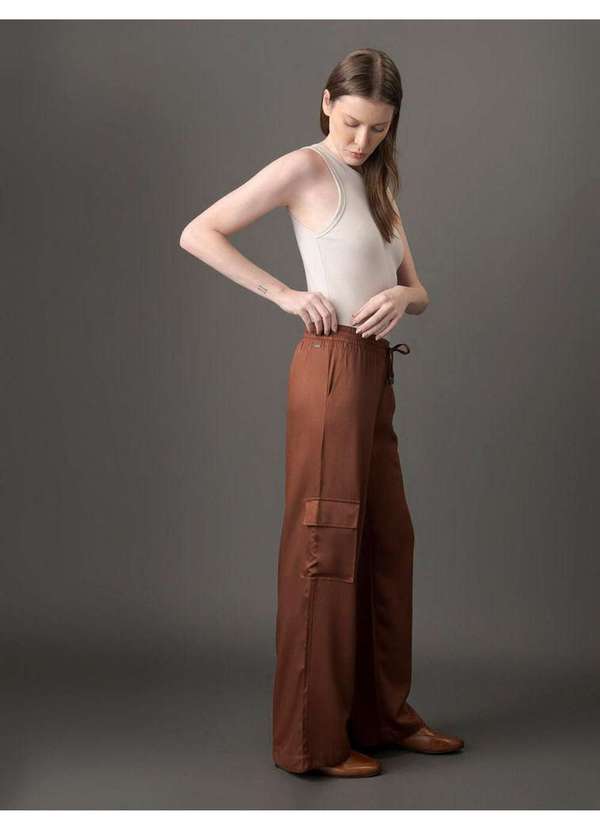 Calvin Klein Jeans - Calça Feminina Acetinada com Amarração Calvin Klein - Marrom Marrom 2