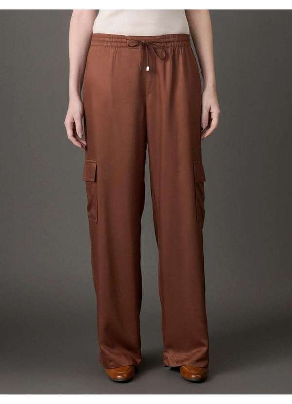 Calvin Klein Jeans - Calça Feminina Acetinada com Amarração Calvin Klein - Marrom Marrom 4