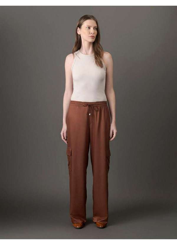 Calvin Klein Jeans - Calça Feminina Acetinada com Amarração Calvin Klein - Marrom Marrom 5