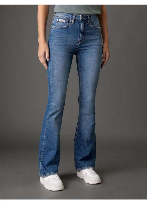 Calvin Klein Jeans - Calça Jeans Feminina Flare 5 Pockets Calvin Klein Jeans - Azul Mé Azul