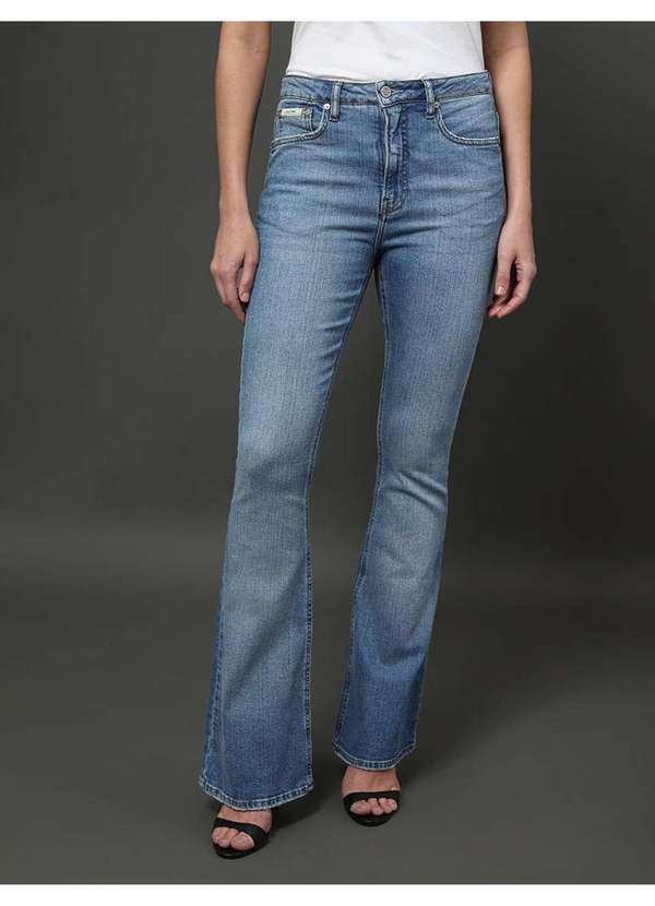 Calvin Klein Jeans - Calça Jeans Feminina Flare 5 Pockets Calvin Klein - Azul Claro Azul