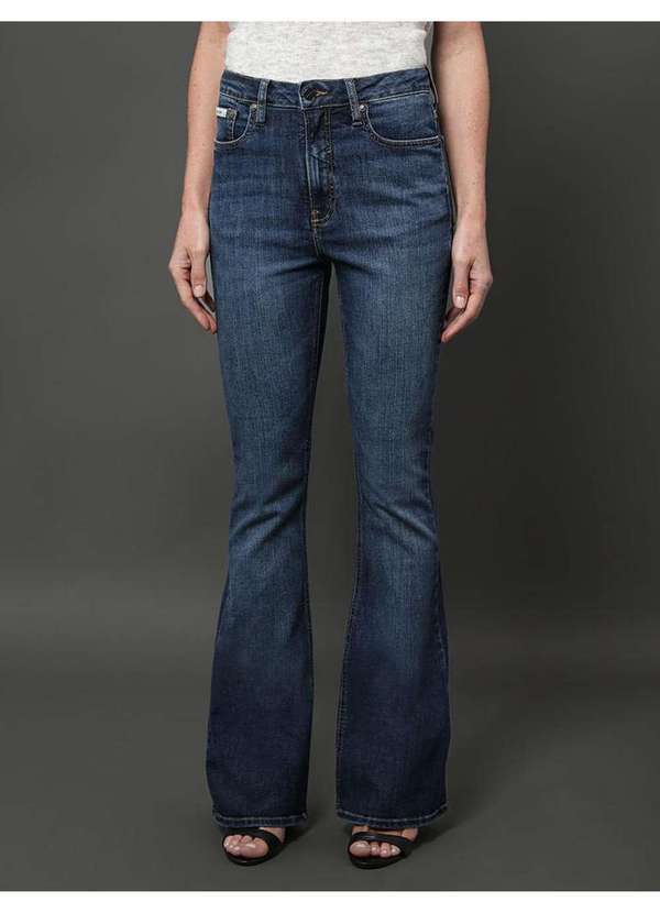 Calvin Klein Jeans - Calça Jeans Feminina Flare 5 Pockets Calvin Klein - Azul Médio Azul