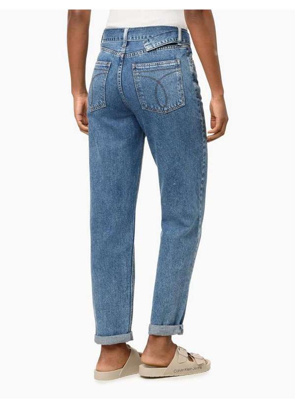 Calvin Klein Jeans - Calça Jeans Feminina Mom com Cinto - Azul Médio Azul