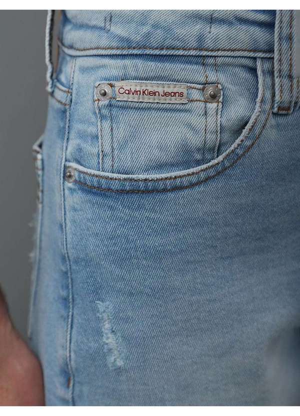 Calvin Klein Jeans - Calça Jeans Feminina Mom Pequenos Puídos Calvin Klein Jeans - Azu Azul
