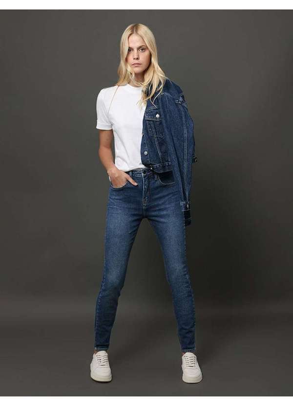 Calvin Klein Jeans - Calça Jeans Feminina Skinny High Rise Calvin Klein Jeans - Azul M Azul