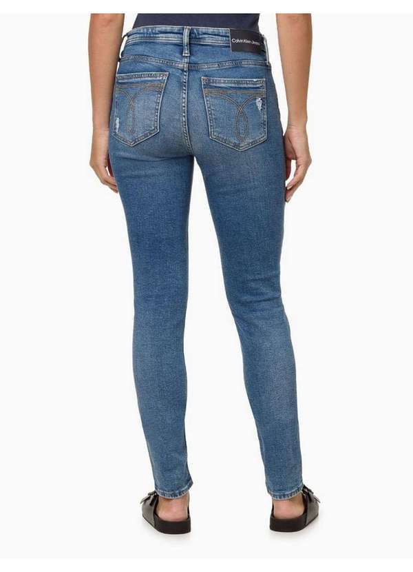 Calvin Klein Jeans - Calça Jeans Feminina Skinny Puídos - Azul Médio Azul