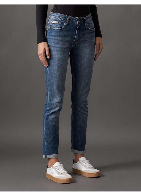 Calvin Klein Jeans - Calça Jeans Feminina Slim Tom Médio Calvin Klein Jeans - Azul Méd Azul