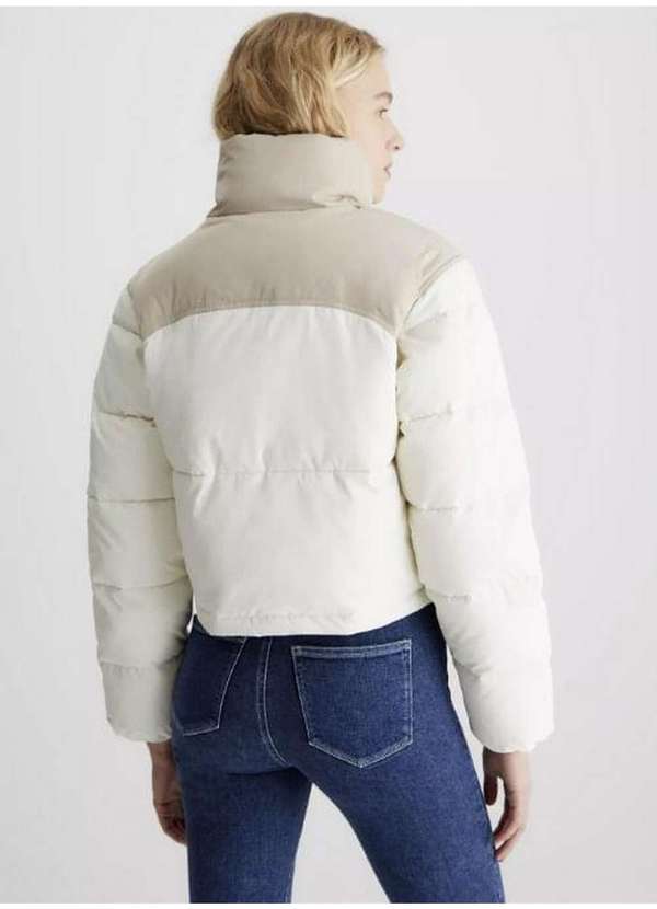 Calvin Klein Jeans - Jaqueta Feminina Puffer Cropped Logo no Peito Calvin Klein - Off Branco 3