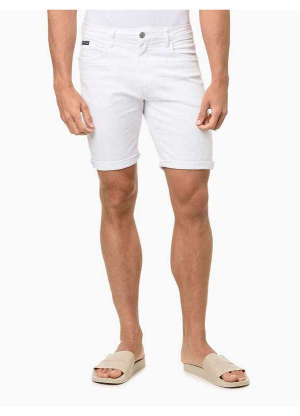 Calvin Klein Jeans - Bermuda de Sarja Masculina com Stretch e Barra a Fio Calvin Klein Branco