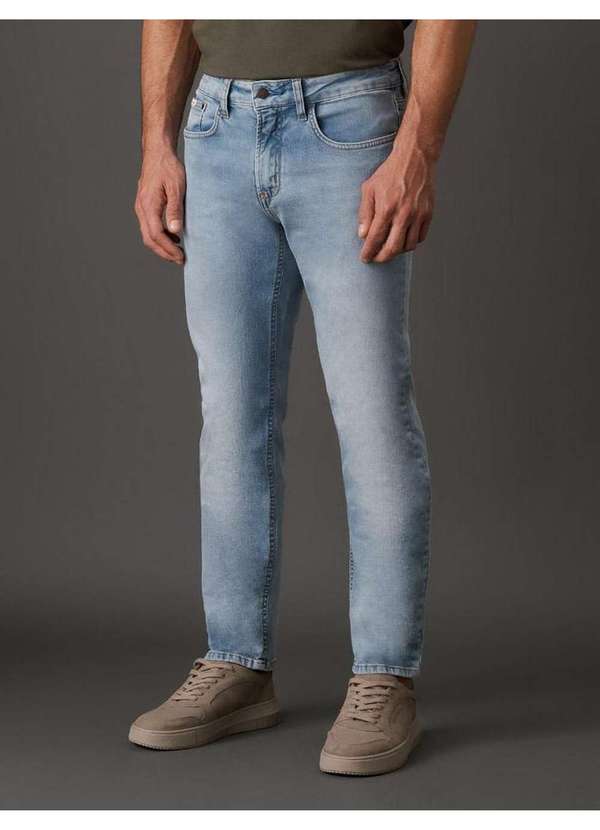 Calvin Klein Jeans - Calça Jeans Masculina Slim Embossed Calvin Klein Jeans - Azul Cla Azul