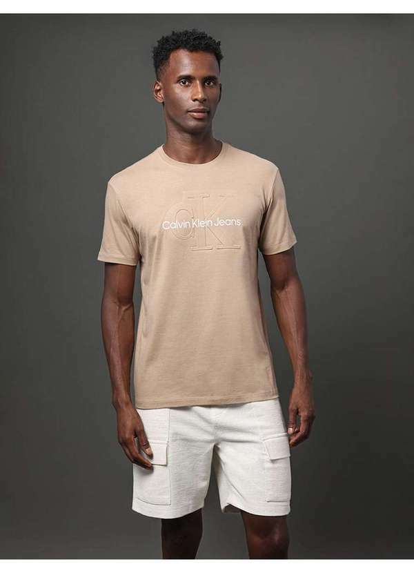 Calvin Klein Jeans - Camiseta Masculina Embossed Calvin Klein Jeans - Caqui Medio Bege
