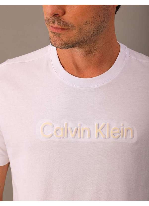 Calvin Klein Jeans - Camiseta Masculina Embossed Color Calvin Klein - Branco 2 Branco 3