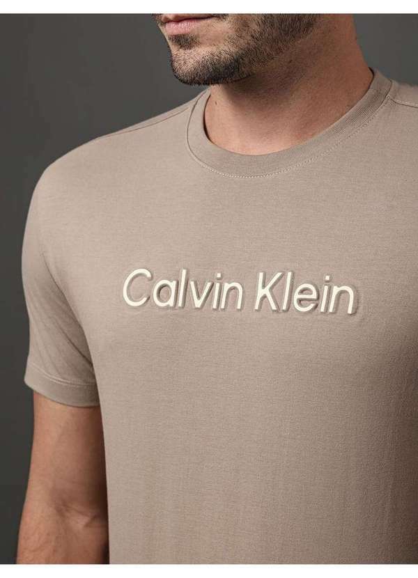Calvin Klein Jeans - Camiseta Masculina Embossed Color Calvin Klein - Caqui Medio Bege
