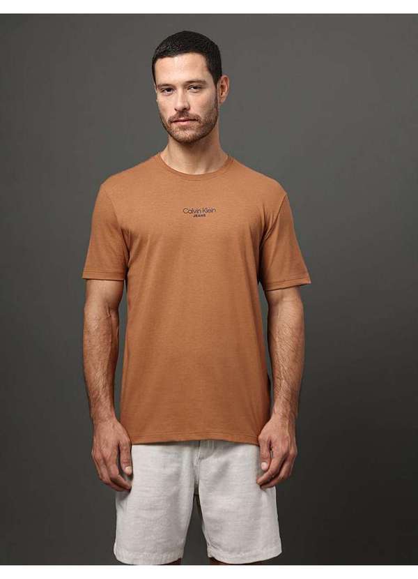 Calvin Klein Jeans - Camiseta Masculina Logo Calvin Klein Jeans - Havana Marrom