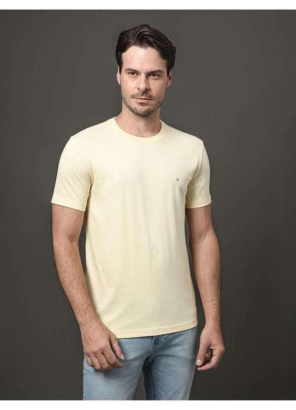 Calvin Klein Jeans - Camiseta Masculina Meia Malha Calvin Klein - Amarelo Manteiga Amarelo
