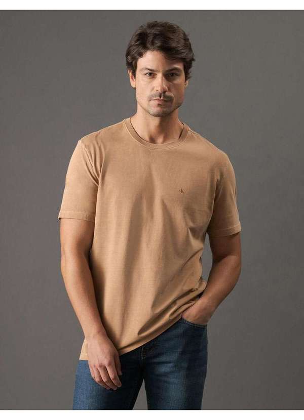 Calvin Klein Jeans - Camiseta Masculina Monograma Pigmento Calvin Klein Jeans - Havana Marrom