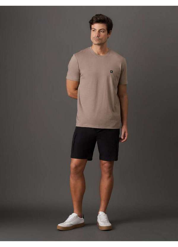 Calvin Klein Jeans - Camiseta Masculina  Patch Calvin Klein Jeans - Caqui Medio Bege