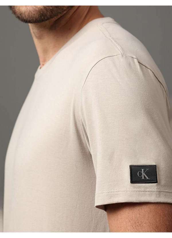 Calvin Klein Jeans - Camiseta Masculina Patch Manga Calvin Klein Jeans - Caqui Claro Bege