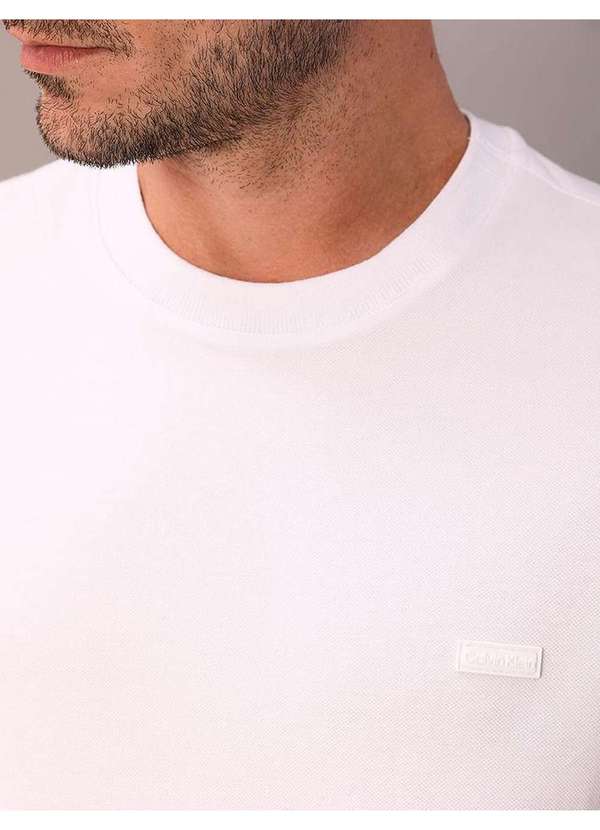 Calvin Klein Jeans - Camiseta Masculina Piquet Patch Borracha Calvin Klein - Branco 2 Branco 4