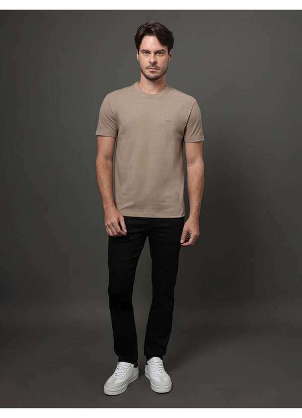 Calvin Klein Jeans - Camiseta Masculina Piquet Patch Borracha Calvin Klein - Caqui Med Bege