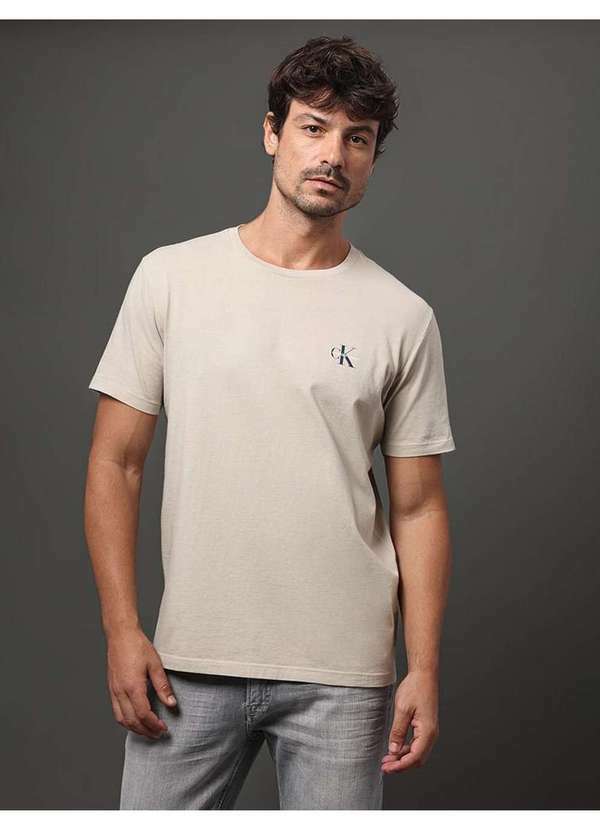 Calvin Klein Jeans - Camiseta Masculina Reissue Peito Calvin Klein Jeans - Caqui Claro Bege