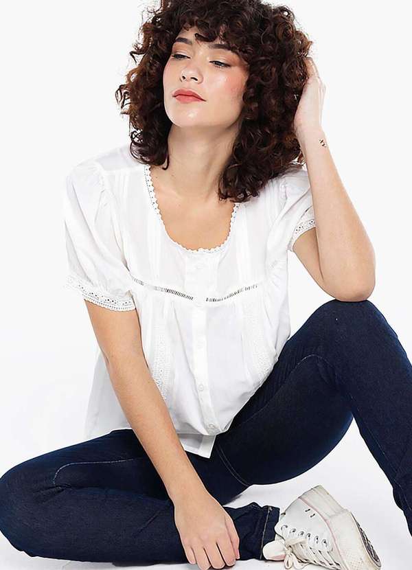 Sob - Blusa Branca de Viscose com Renda e Botões Manga Curta - Branco