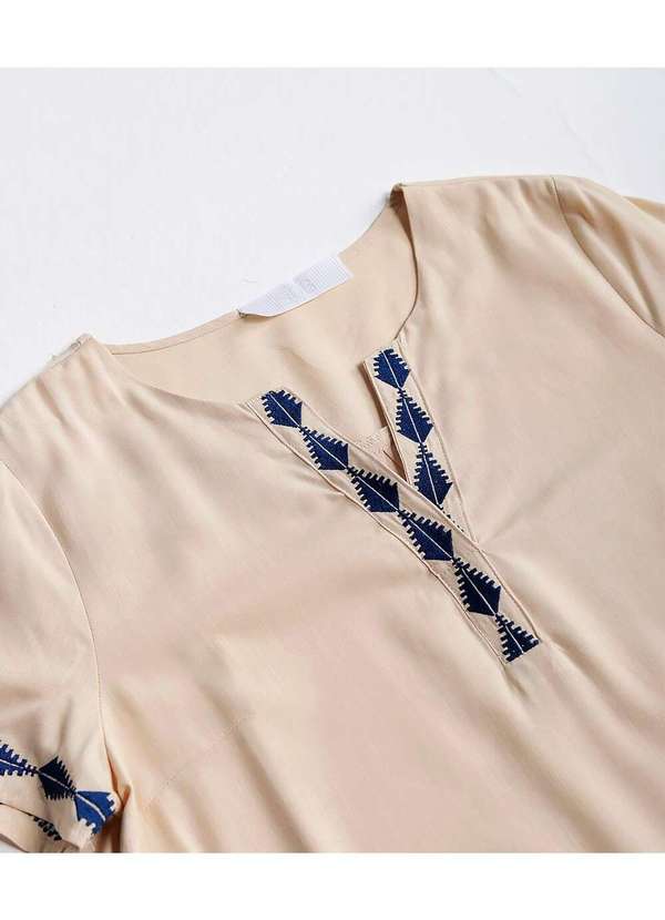 Sob - Blusa Feminina Textura de Linho Manga Curta Bordada Bege 5