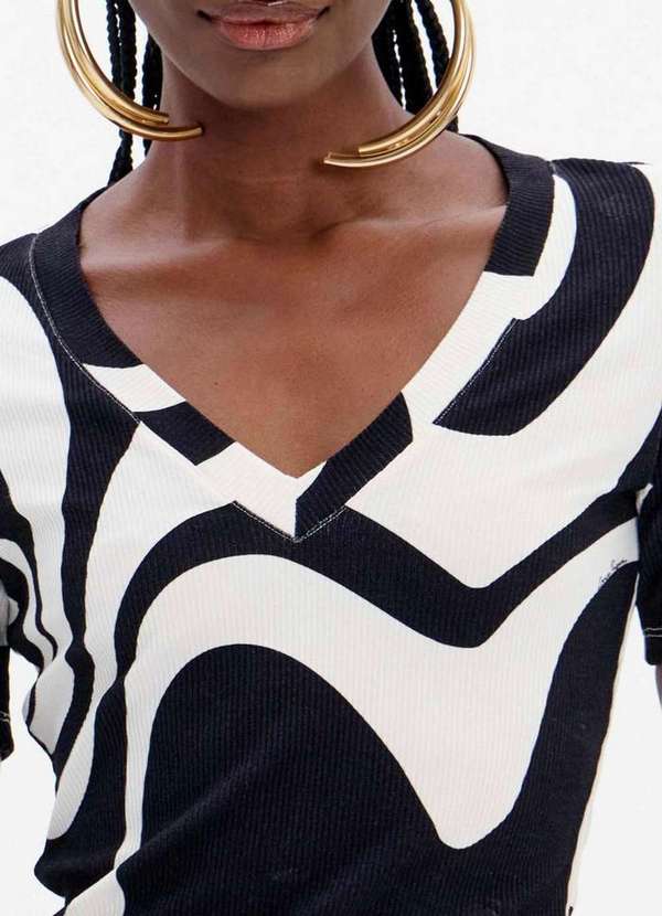 Lança Perfume - Blusa Canelada Manga Curta Estampada Decote V A2506 4