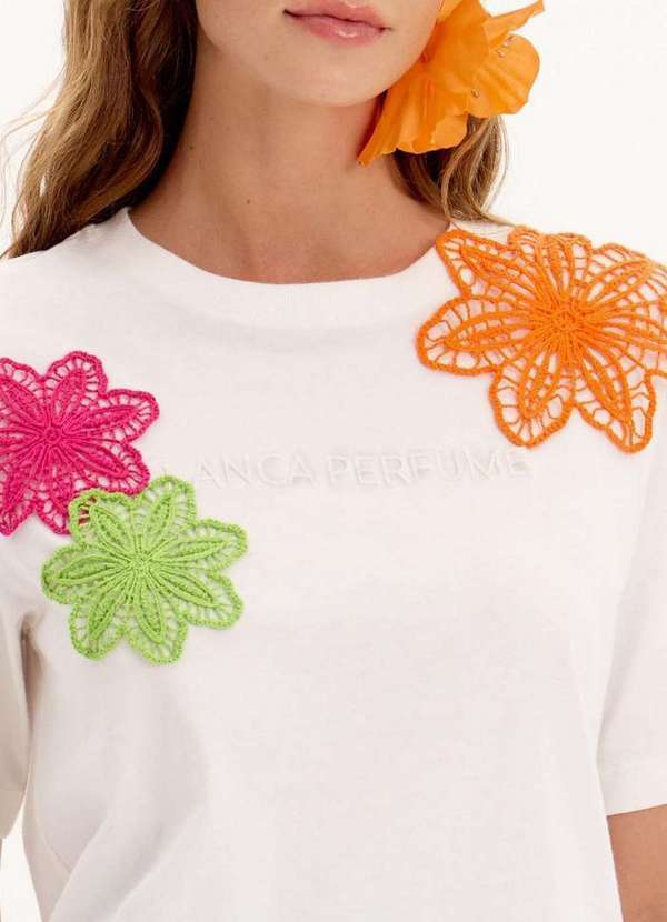 Lança Perfume - Blusa T-Shirt Comfy com Aplicação de Flores A0001 2