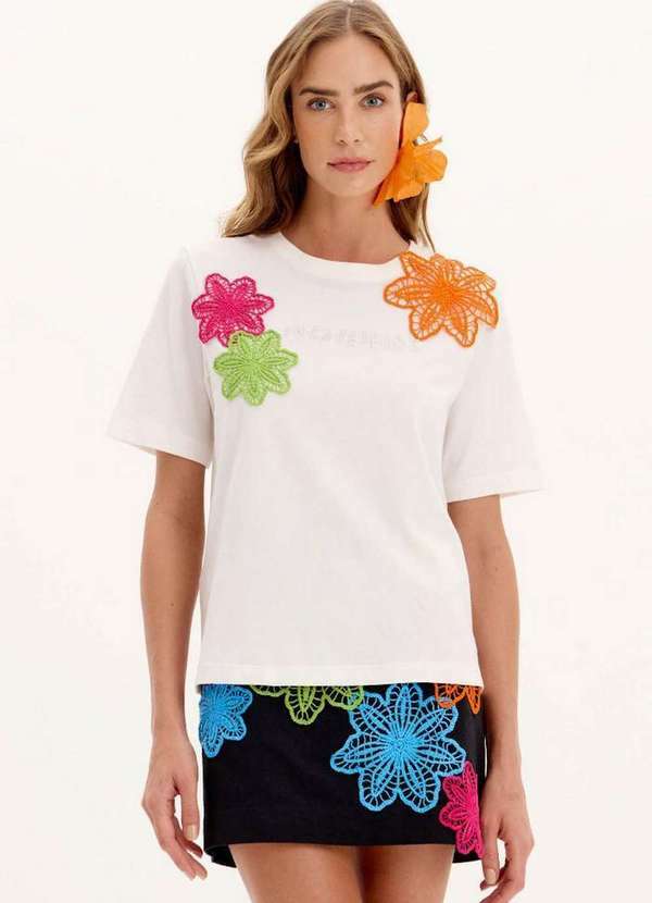 Lança Perfume - Blusa T-Shirt Comfy com Aplicação de Flores A0001 3